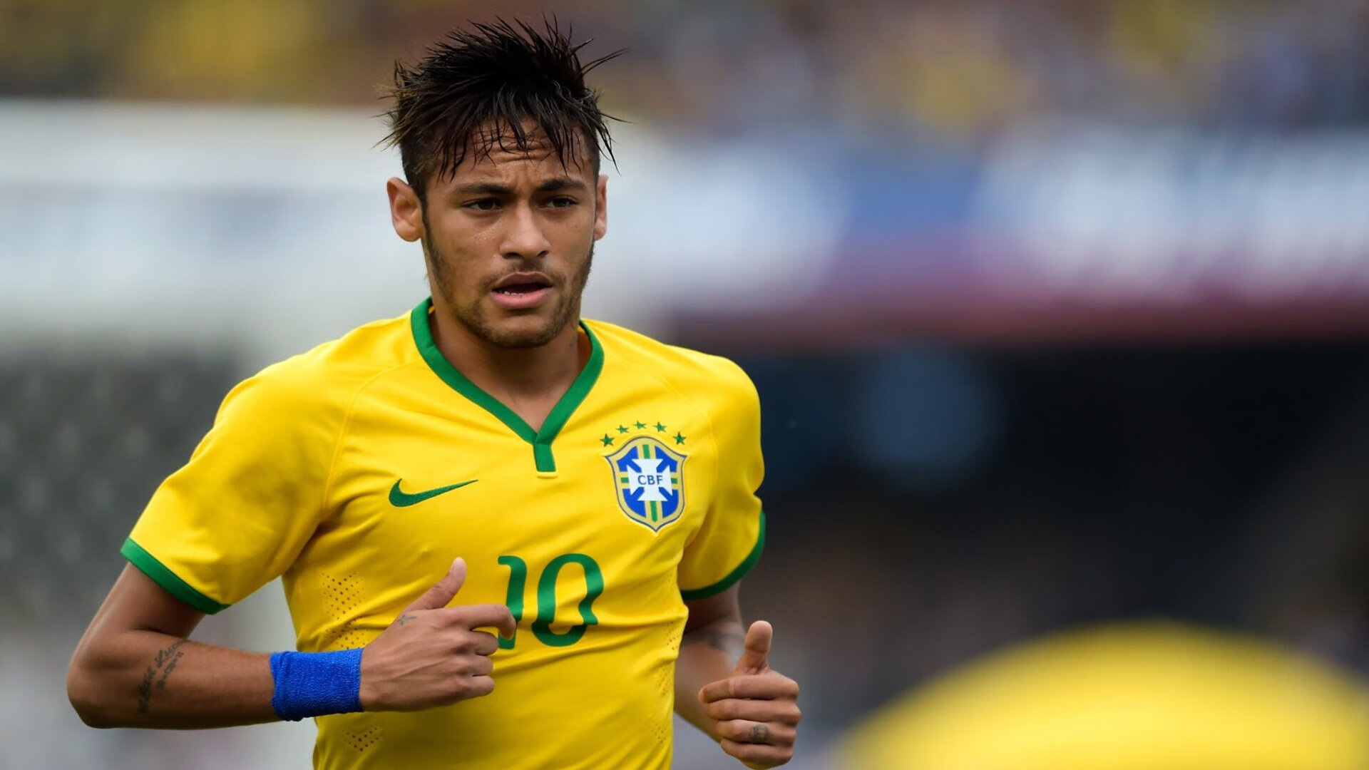 国足球迷助威活动现场火爆，足球球迷助威