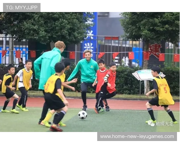 国家队球员参与校园公益活动鼓励青少年参与运动